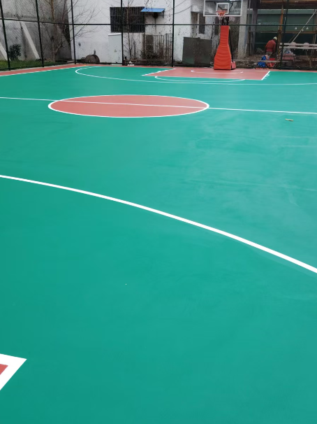 建邺 球场长期使用易出现地面开裂